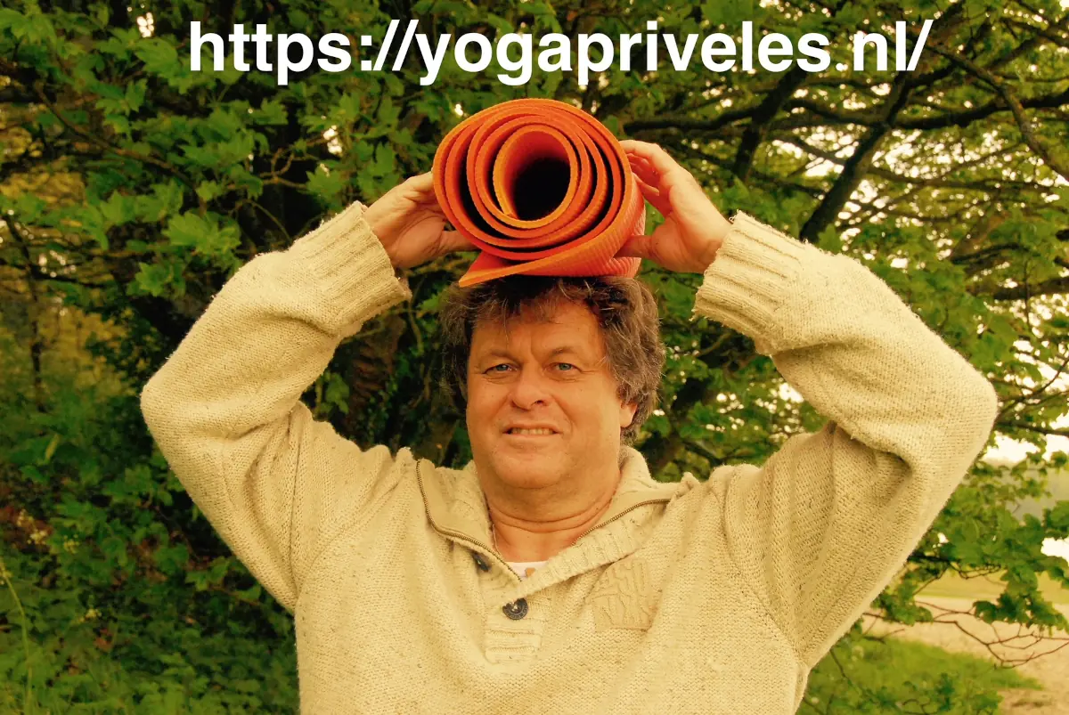Yogadocent Berry houdt een opgerolde yogamat boven zijn hoofd