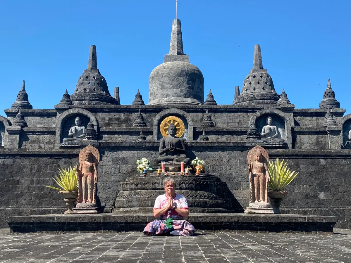 Yogadocent Berry mediteert bij een boeddhistische tempel op Bali