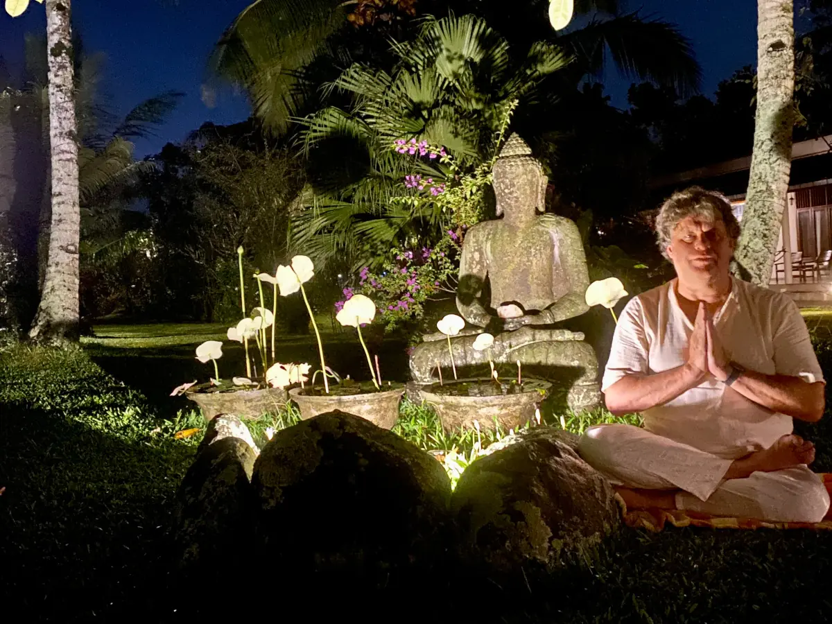 Berry tijdens een avondmeditatie bij een verlicht boeddhabeeld op Bali